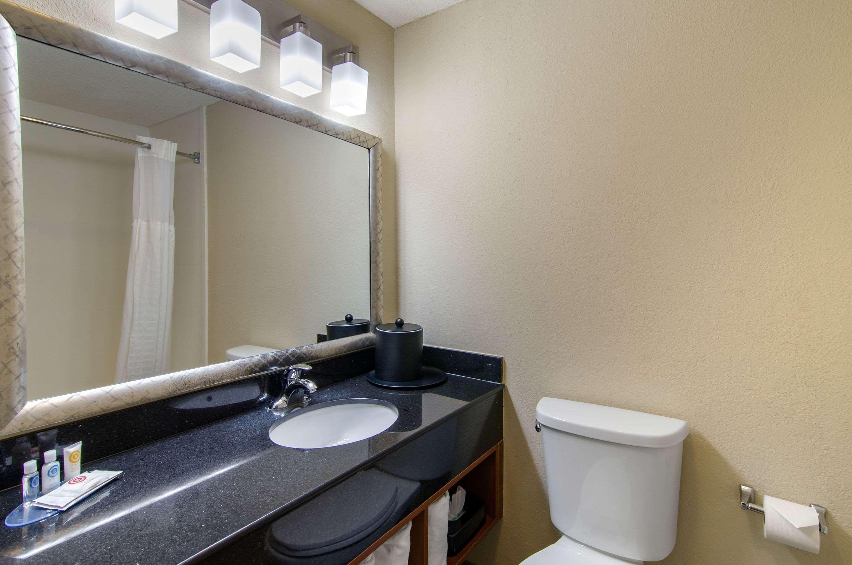 Comfort Inn & Suites Kansas City - Northeast Exterior photo