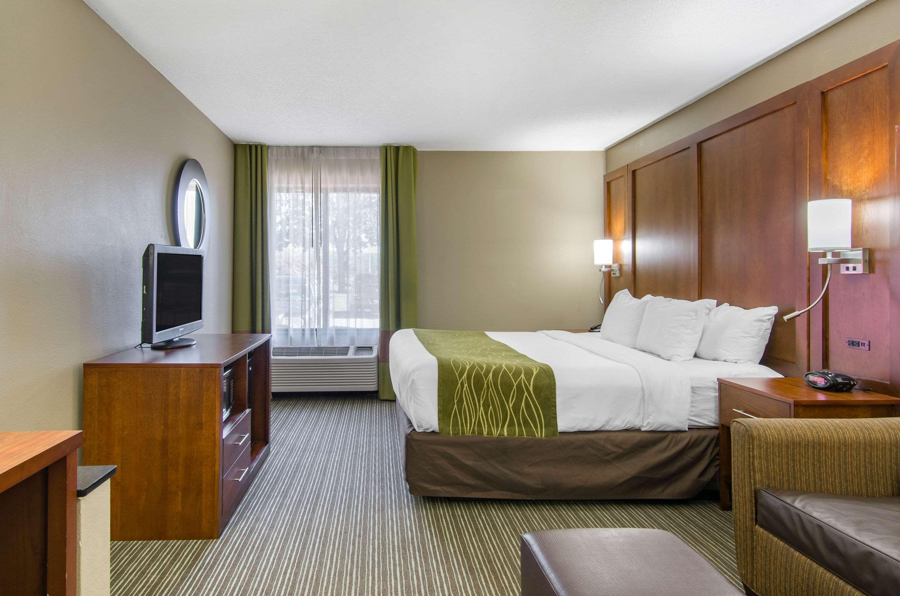 Comfort Inn & Suites Kansas City - Northeast Exterior photo
